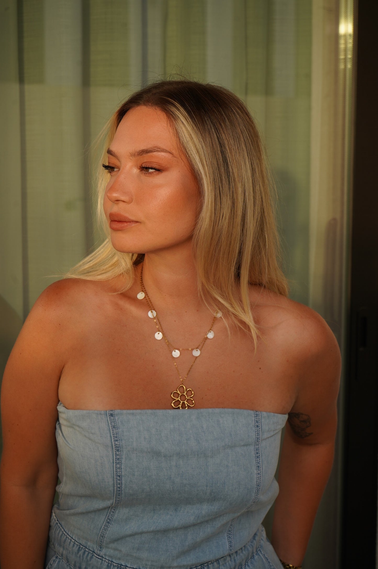 FLOWER NECKLACE V1 - Flower Necklace with Mother of Pearl - Gold Stainless Steel