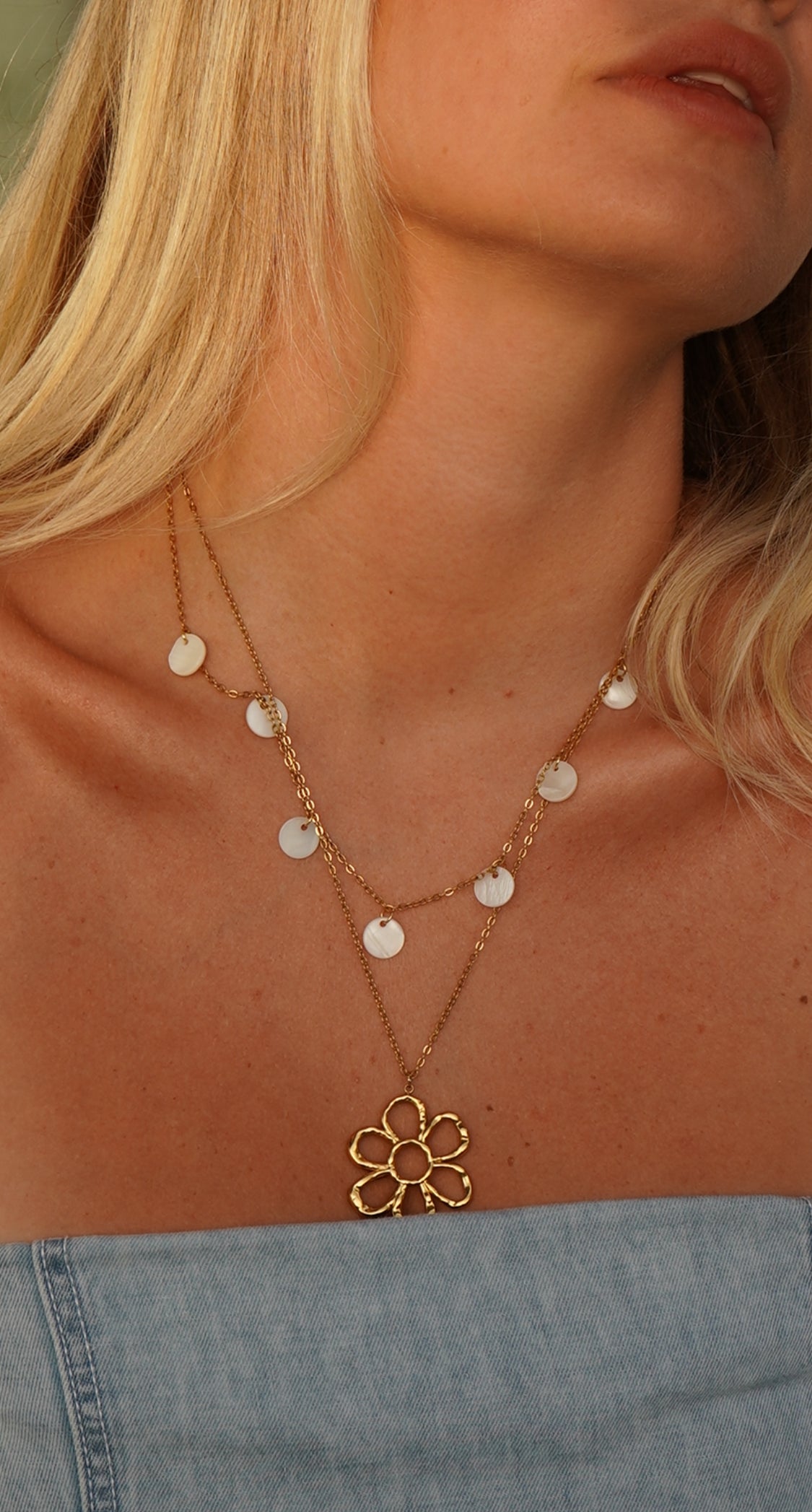 FLOWER NECKLACE V1 - Flower Necklace with Mother of Pearl - Gold Stainless Steel